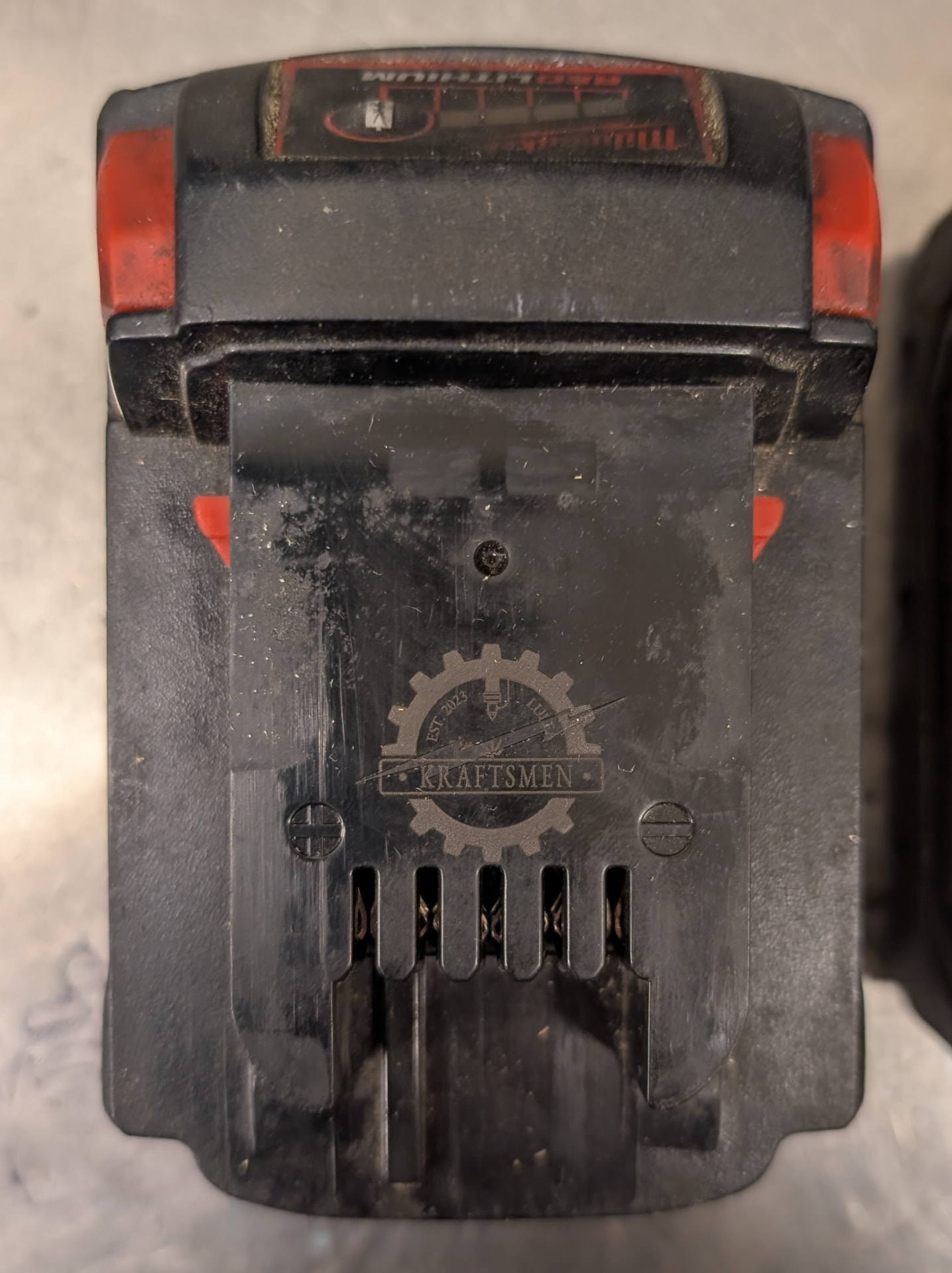Exempel på färdig gravyr: Batterimärkning – gravyr